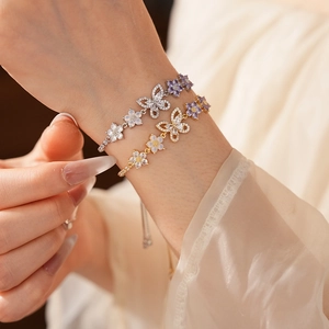 Details zu Vintage-Armbändern mit Blumen und Schmetterlingen auf Seidenhintergrund