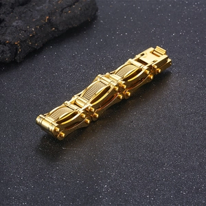 Vue macro des maillons de bracelet en acier doré texturé avec détails mécaniques robustes