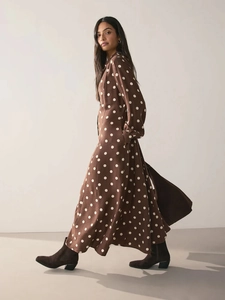 Robe longue marron à pois avec manches longues, col revers et bottines élégantes