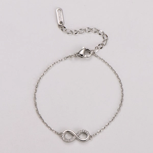 Gros plan du bracelet infini avec gravure 18KGP et détails étincelants en micro-pavage