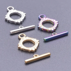 Dettaglio macro di chiusure OT in acciaio inossidabile 304 in argento, oro e arcobaleno
