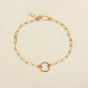 Gros plan détaillé d'un bracelet doré à maillons trombones avec anneau connecteur