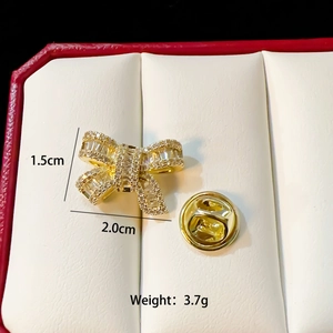 Detail view of a gold butterfly brooch with size 1.5x2.0cm and weight 3.7g specs
