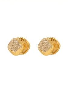 Détails de boucles d'oreilles créoles carrées dorées avec cristaux micro-pavés