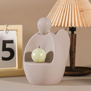 Detailansicht eines minimalistischen Keramik-Kerzenhalters mit grüner Kugelkerze