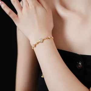 Exquisite gold-plated bracelet with diamond-studded diamond-shaped flower pendants