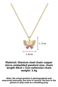 Détail du pendentif papillon en pierre rose avec dimensions 1,7x1,8cm sur chaîne en titane