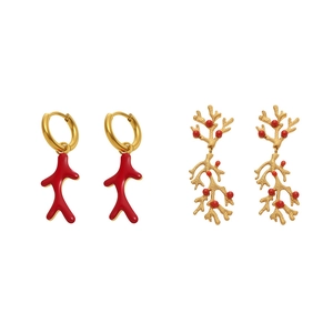 Coral red bead earrings in 18k gold plated stainless steel with oil drip design