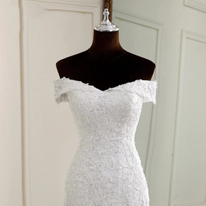 Elegant off-shoulder mermaid wedding dress in white lace with embroidery and sequins