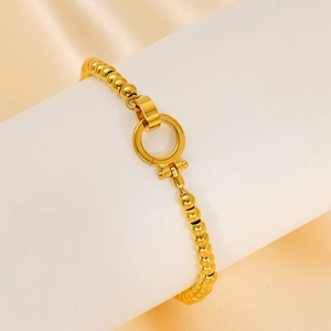 Bracelet à perles en acier inoxydable plaqué or 18 carats sur présentoir