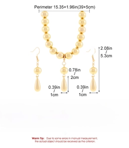 Parure de bijoux dorés trois pièces avec collier et boucles d'oreilles et dimensions