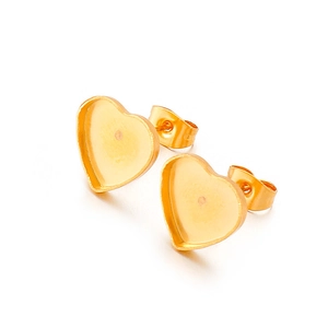 Détail macro du support de boucles d'oreilles cœur en acier inoxydable doré pour création DIY