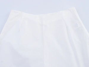 Détail de la taille du haut sans manches blanc avec broderie et coutures soignées