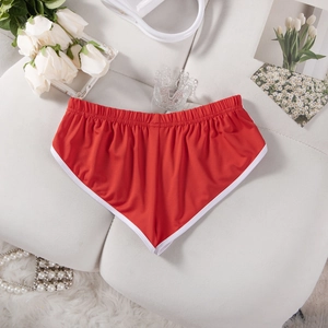 Detailansicht der roten elastischen Sportshorts mit weißem Besatz auf weißem Hintergrund