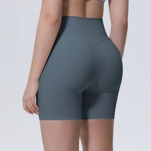 Détail du short de yoga taille haute bleu brume avec couture en V pour l'effet push-up