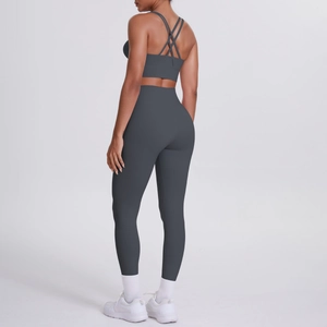 Détail de l'ensemble de yoga gris foncé avec dos croisé et legging sport à taille haute