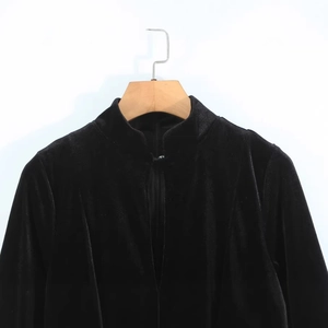 Robe courte en velours noir avec col montant et bouton chinois traditionnel sur cintre