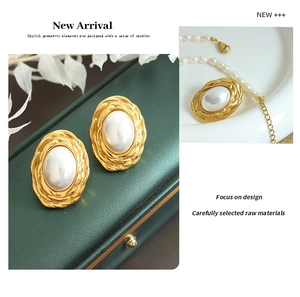 Detail of freshwater pearl jewelry set with embossed gold-plated oval frames on green box