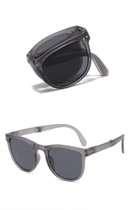 Lunettes de soleil pliables pour bébé avec monture grise transparente et design compact