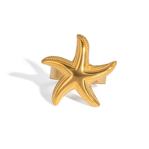 Détail de la bague étoile de mer dorée avec texture à pois et finition polie