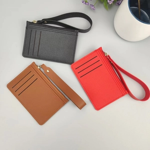 Porta carte sottile con cinturino e cerniera nei colori nero, marrone e rosso