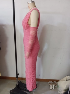 Dettaglio dell'abito aderente arricciato rosa con spacco e manicotti coordinati
