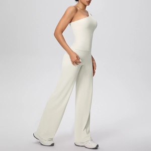 Vue détaillée de l'ensemble de yoga crème avec haut asymétrique et pantalon à jambes larges