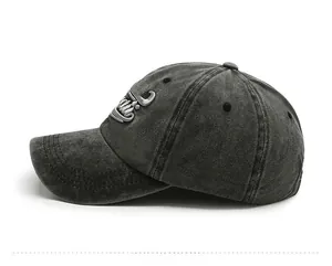 Détail de la casquette vintage en coton délavé gris anthracite avec broderie latérale rouge