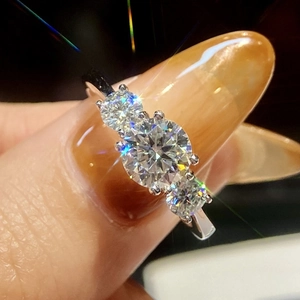 Elegant 1 carat Moissanite ring in 925 silver with a three-stone setting and brilliant cut