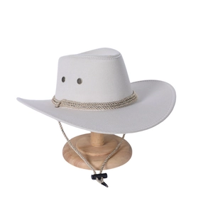 Dettaglio cappello cowboy in feltro grigio con corda intrecciata e sottogola