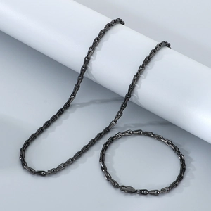 Détail d'un ensemble collier et bracelet à maillons en acier inoxydable noir
