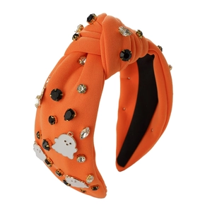 Détail du bandeau orange avec strass noirs et breloques de fantômes blancs
