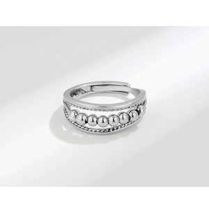 Dettaglio dell'anello con perline d'argento con texture a strati e design regolabile