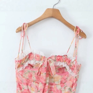 Robe à fleurs rose avec bordure en dentelle blanche et bretelles réglables