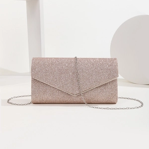 Detail der roségoldenen Glitzer-Abendtasche mit Metallrand und silbernem Kettenriemen