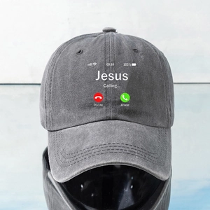 Detail des Jesus Calling-Grafikdrucks auf gewaschenem dunkelgrauem Vintage-Baseballcap