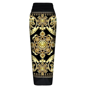 Détail de l'imprimé baroque doré de luxe sur le tissu extensible noir à taille haute