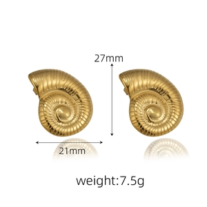 Detailed size view of 18k gold conch spiral earrings with dimensions 27mm and 21mm