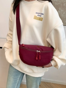Bolso de pecho moderno en nylon granate con correa ajustable para el tiempo libre diario
