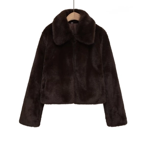 Veste courte chic en fausse fourrure marron foncé avec grand col revers, vue de face