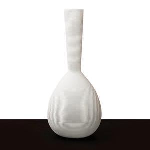 Minimalistische weiße Keramikvase mit Spiralstruktur und elegantem, schlankem Hals