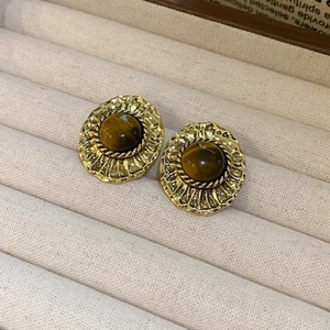 Boucles d'oreilles vintage en or avec texture martelée et œil de tigre sur velours