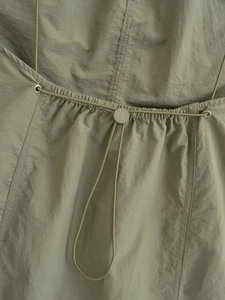 Zoom sur le cordon de serrage réglable et l'oeillet métallique de la robe en nylon