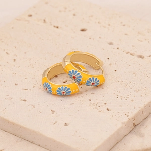 Créoles dorées tendance avec émail jaune et motif floral de marguerites colorées