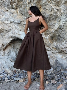 Robe midi élégante en coton marron foncé avec col en V, fines bretelles et jupe fluide