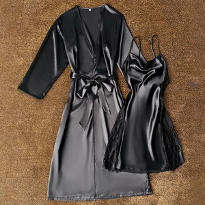 Ensemble de nuit deux pièces en satin noir avec peignoir dentelle et nuisette