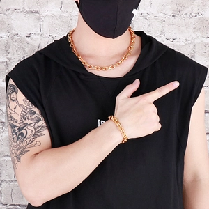 Herren Hip-Hop Gold-Edelstahl-Halskette und Armband-Set an einem Modell getragen