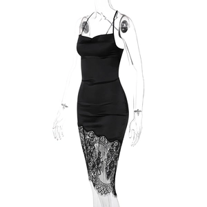 Détail d'une robe noire moulante avec col en V et patchwork de dentelle élégante