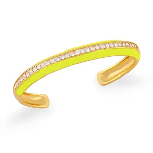 Dettaglio del bracciale bohémien a C dorato con smalto giallo e pietre di zircone