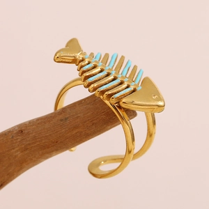 Makroaufnahme der 18K vergoldeten Fischgräten-Ring mit hellblauem Emaille-Finish